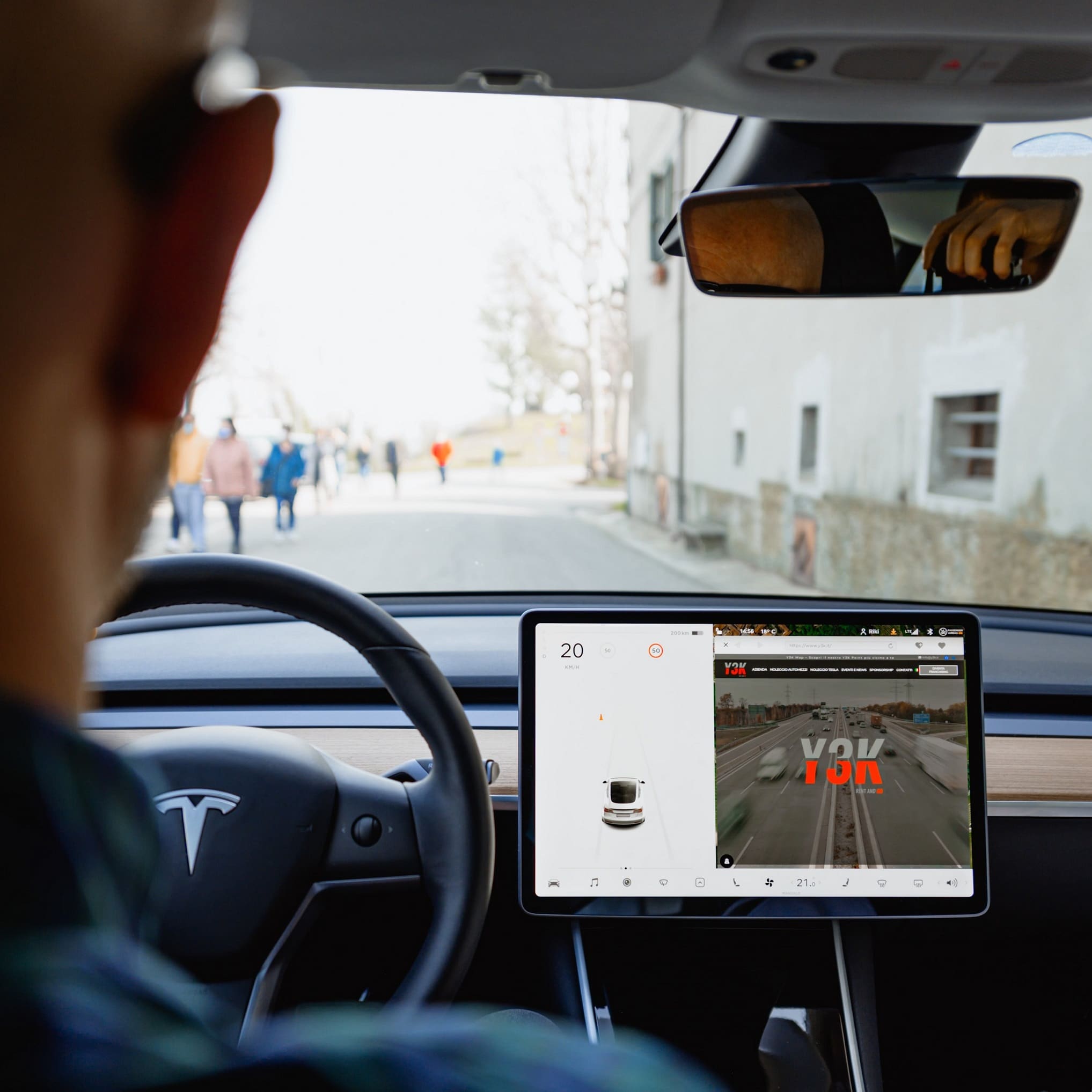Tesla supera ancora una volta se stessa: rilasciato a fine 2021 un nuovo aggiornamento del software, con nuove e interessanti funzionalità