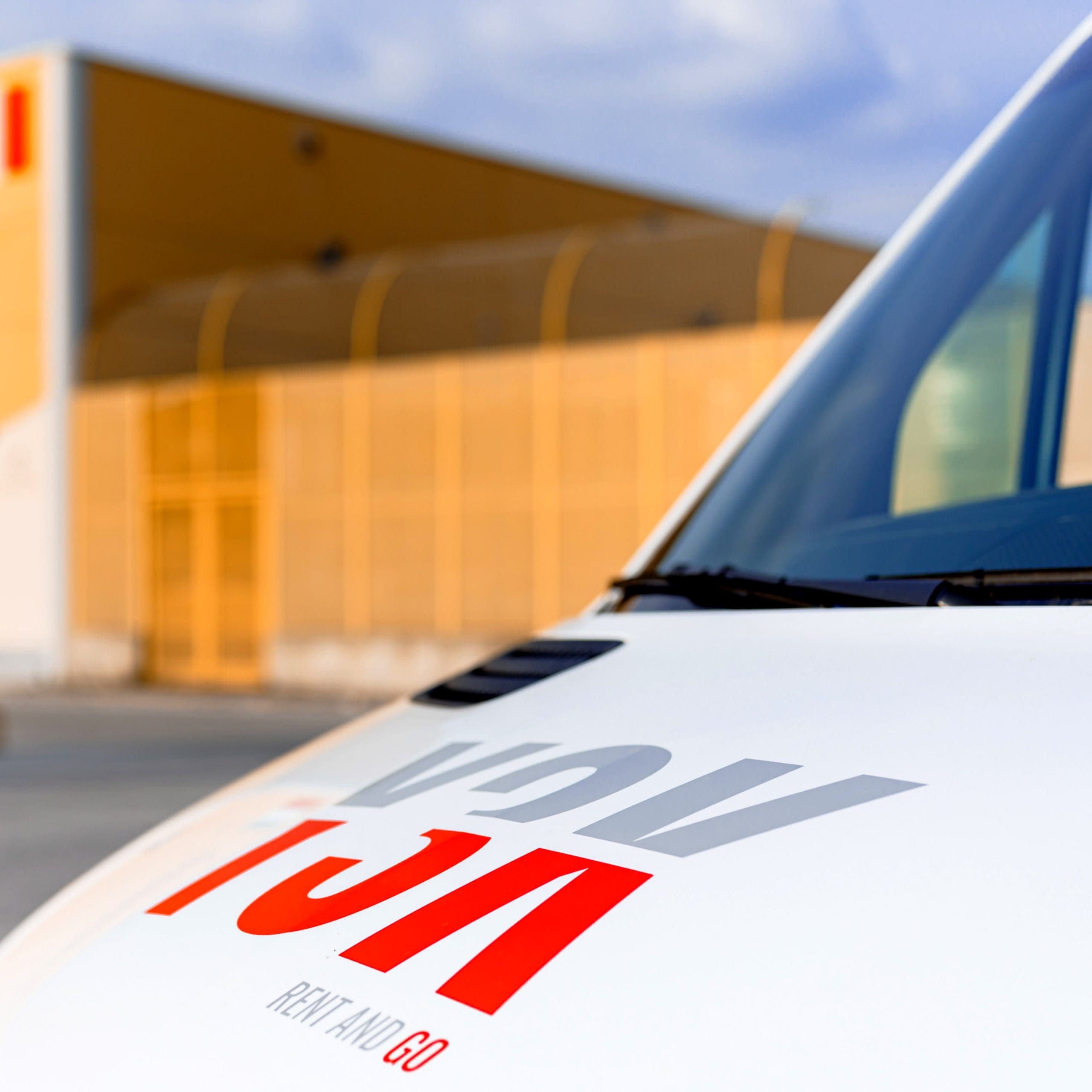 Non si arresta la corsa di Y3K: aggiunti alla flotta 10 Mitsubishi Fuso Canter, oltre a una seconda officina mobile per il supporto on site